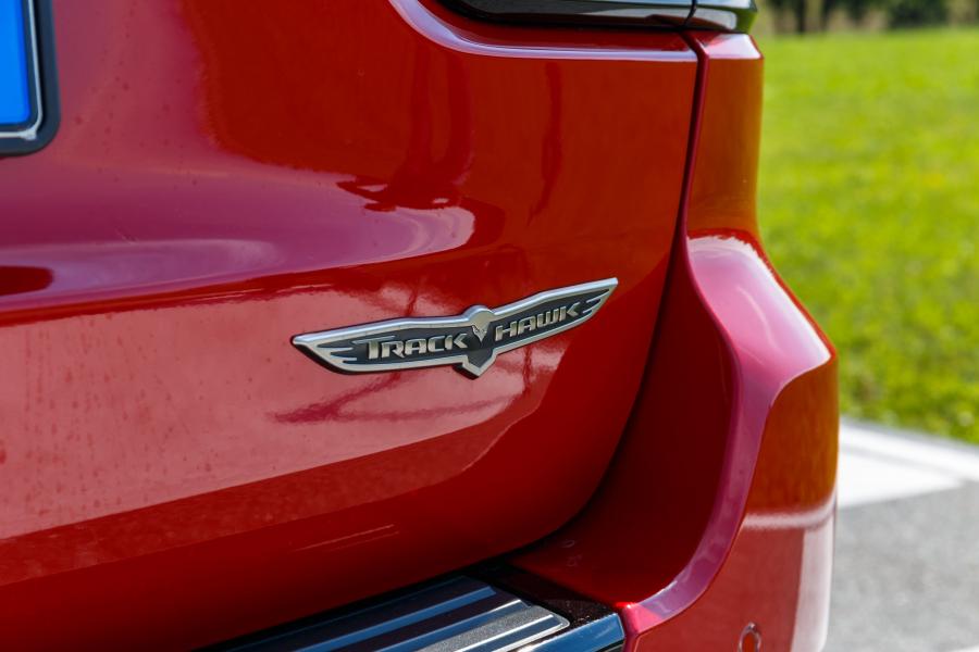 Логотип Jeep Grand Cherokee Trackhawk (WK2) 2018 года  (WW) (фото 33 из 47)